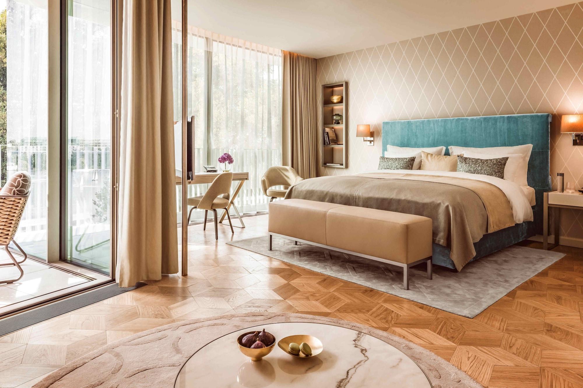 The Fontenay Гамбург Екстер'єр фото A bedroom at the Mandarin Oriental