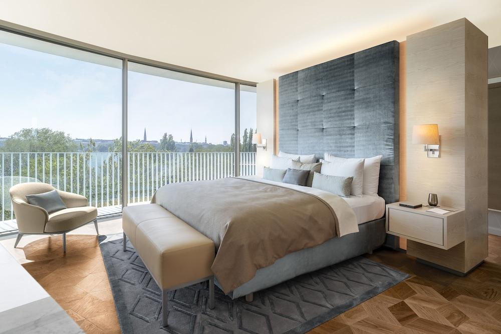 The Fontenay Гамбург Екстер'єр фото A bedroom at The London West Hollywood