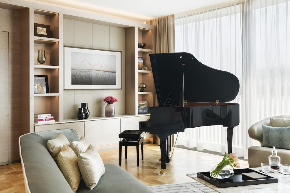The Fontenay Гамбург Екстер'єр фото A piano in a living room