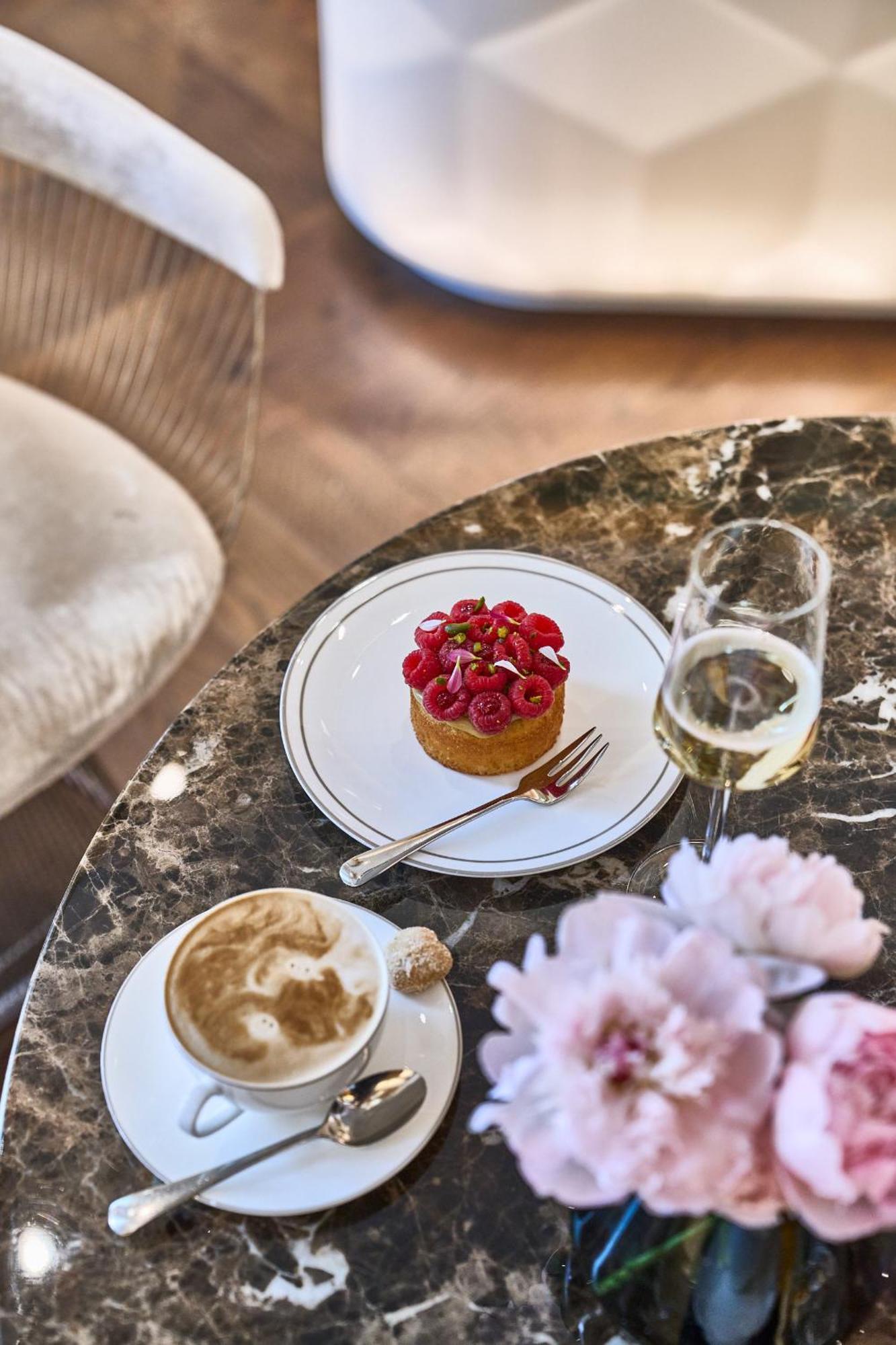 The Fontenay Гамбург Екстер'єр фото A raspberry tart