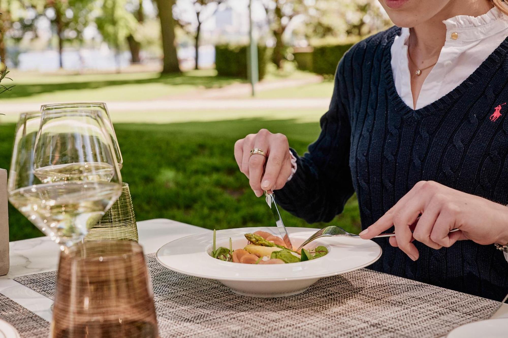 The Fontenay Гамбург Екстер'єр фото A woman eating a salad