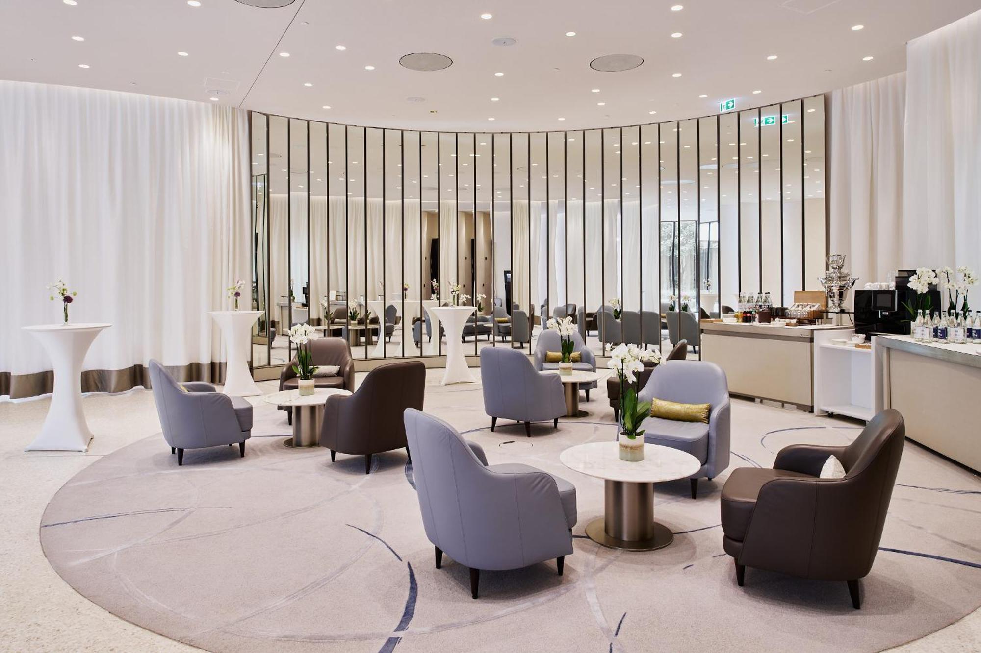 The Fontenay Гамбург Екстер'єр фото The lounge at the airport