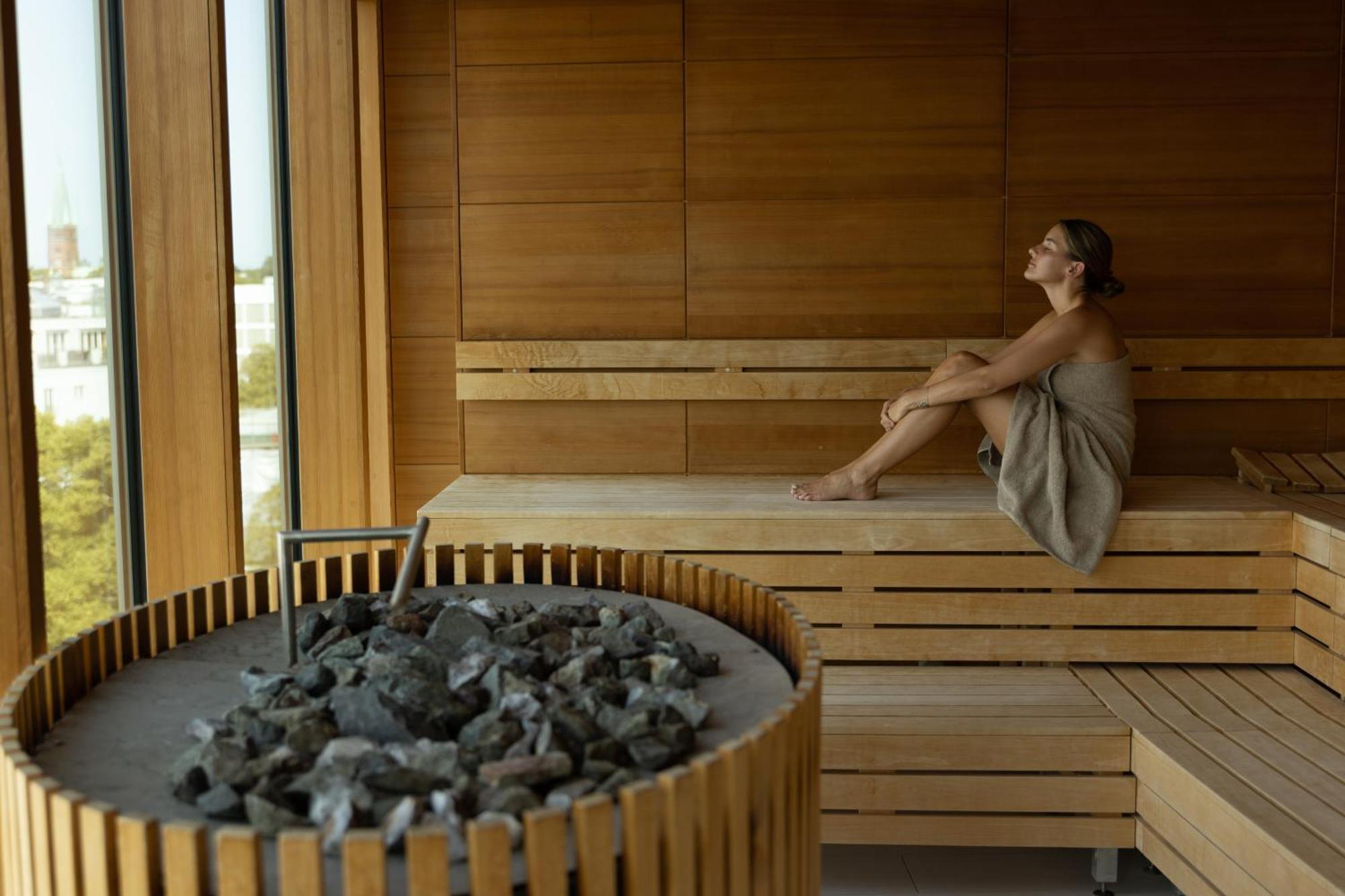 The Fontenay Гамбург Екстер'єр фото A woman in a Finnish sauna